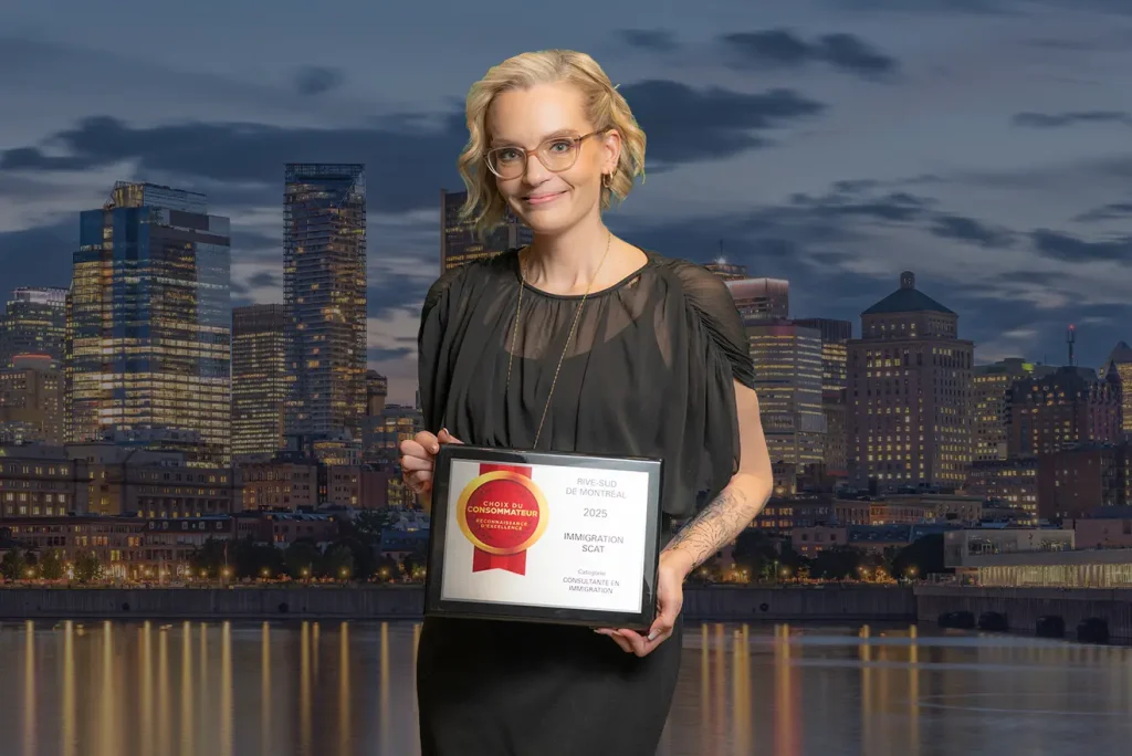 Mélanie Scattolin pose avec le certificat du prix du choix du consommateur 2025 pour Immigration SCAT